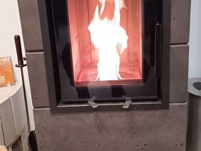 Hybrydowy akumulacyjny piec kominkowy bez prądu.