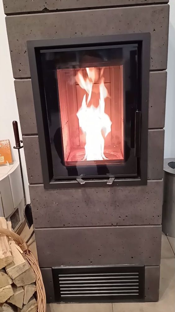 Hybrydowy akumulacyjny piec kominkowy bez prądu.