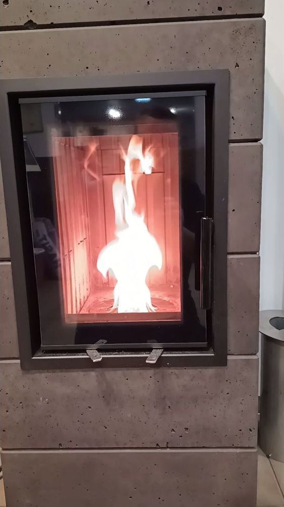 Hybrydowy akumulacyjny piec kominkowy bez prądu.